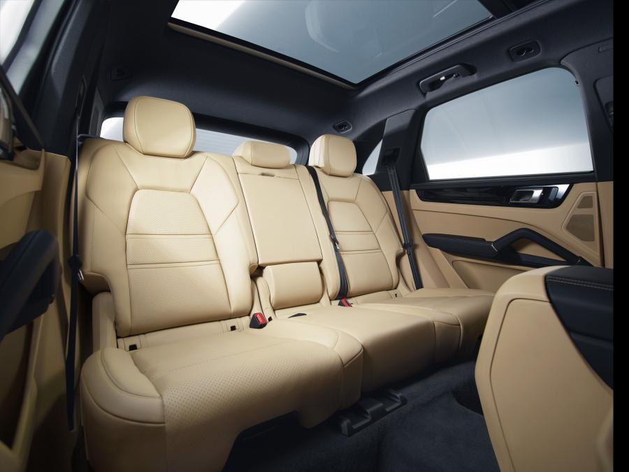 Интерьер Porsche Cayenne 2017 года  (WW) (фото 34 из 41)